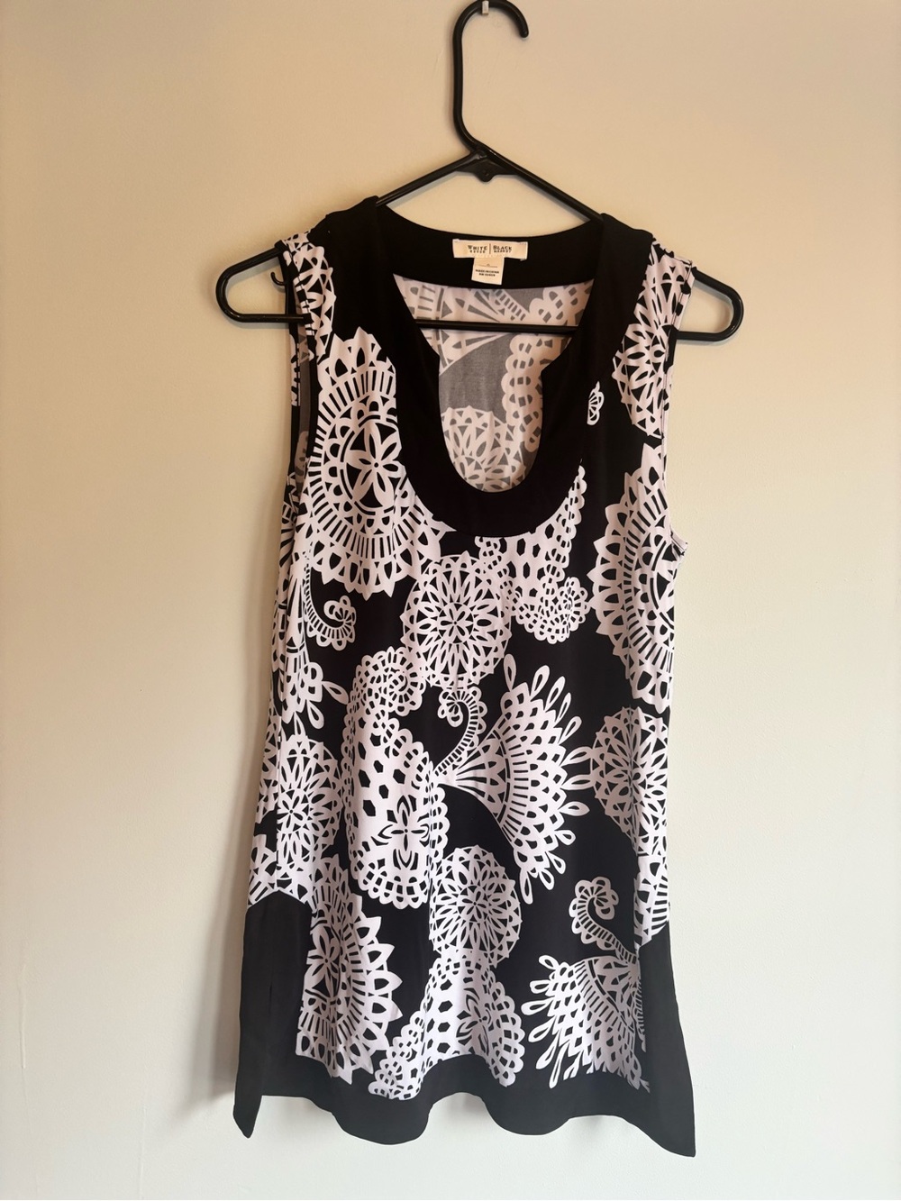 Black & White Lace-Print Sleeveless Tunic